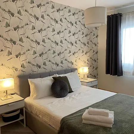 A Space That Feels Like With Private Parking Apartment *