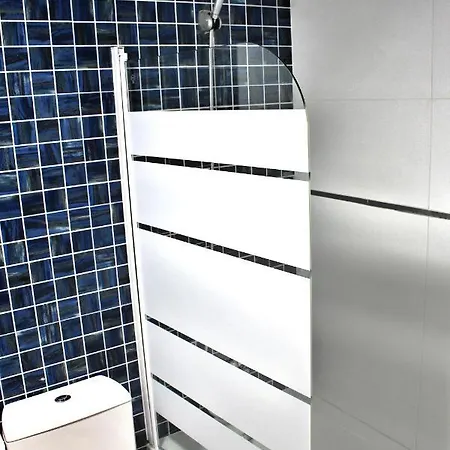 A Space That Feels Like With Private Parking Apartment *