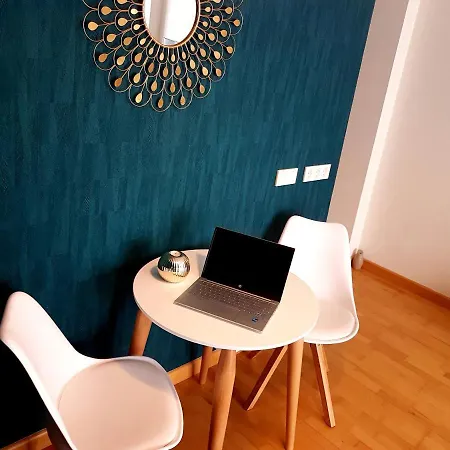 A Space That Feels Like With Private Parking Apartment *